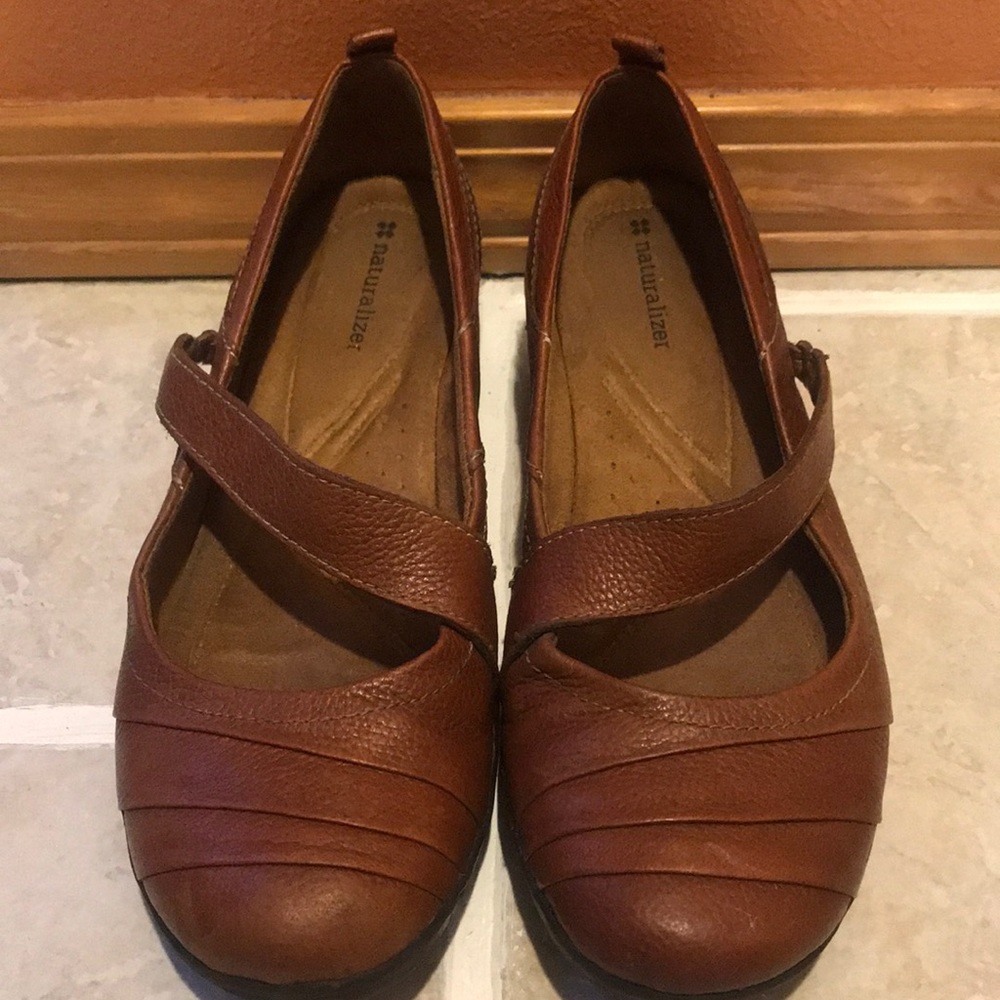 Leather upper shoes